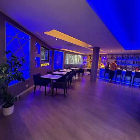 Confidence Hotel Europa Ченто Екстериор снимка
