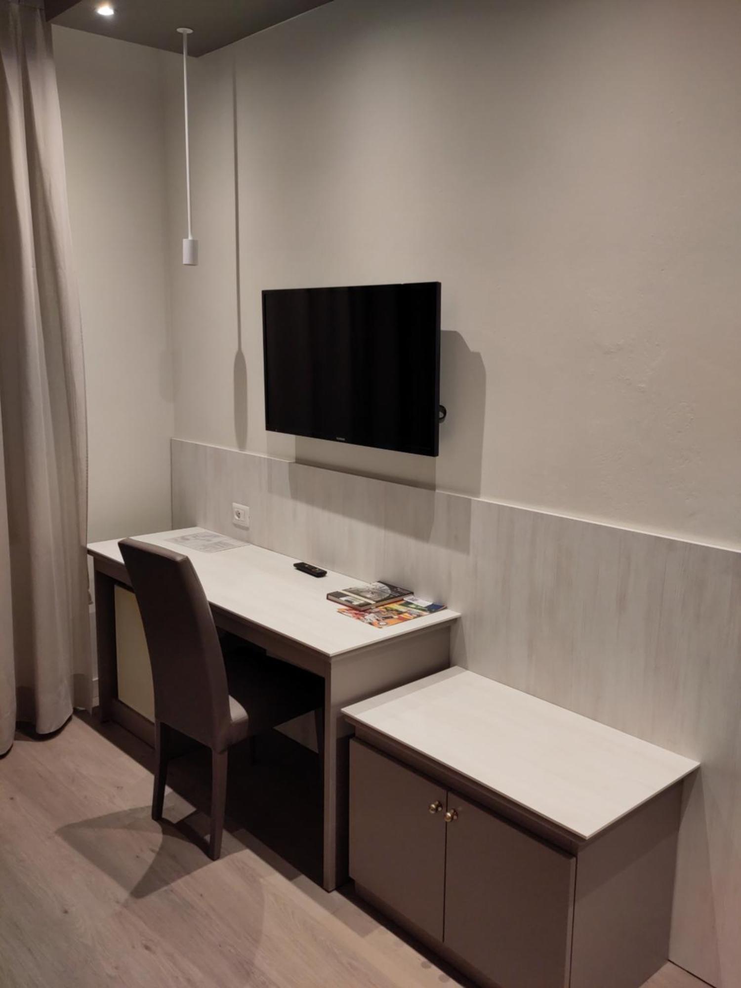 Confidence Hotel Europa Ченто Екстериор снимка