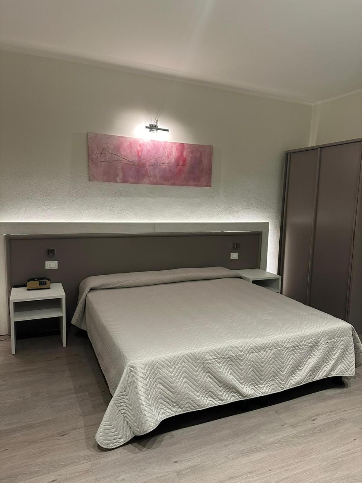 Confidence Hotel Europa Ченто Екстериор снимка