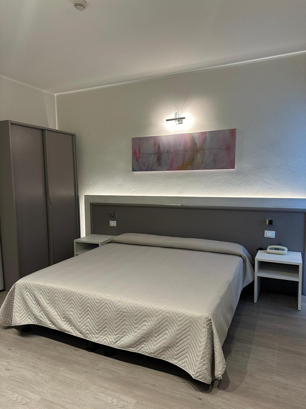 Confidence Hotel Europa Ченто Екстериор снимка