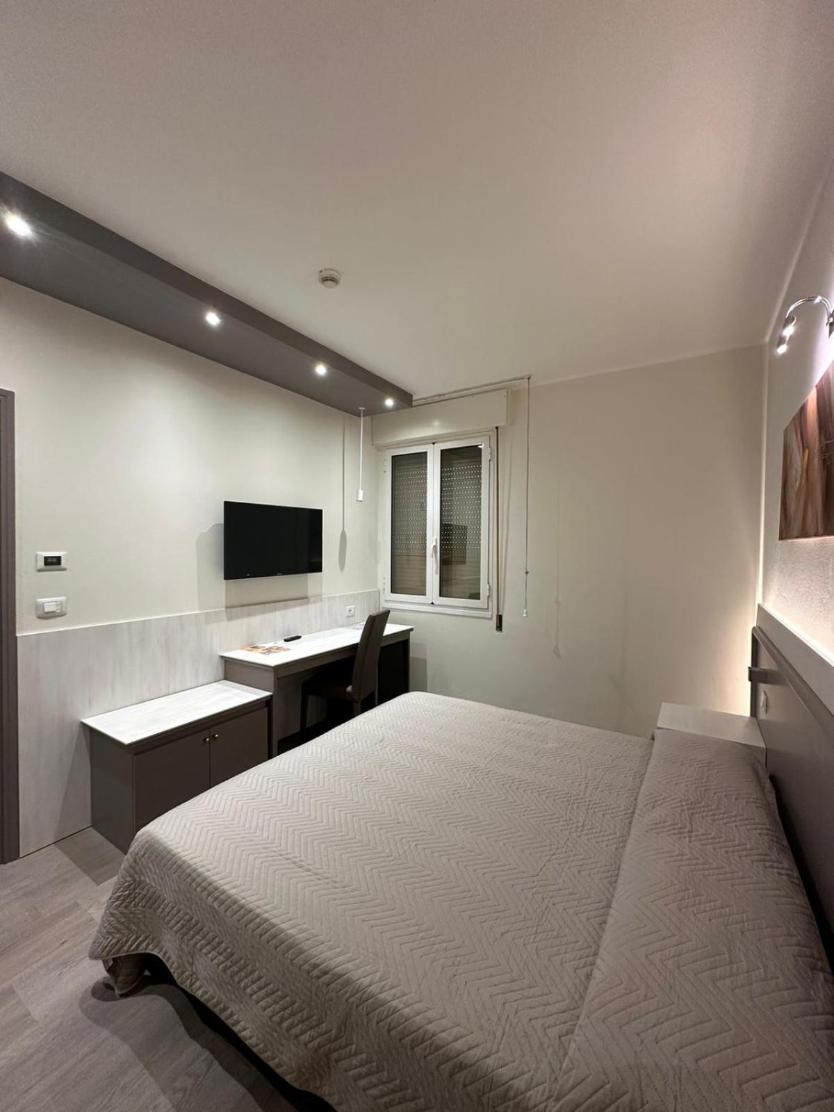 Confidence Hotel Europa Ченто Екстериор снимка