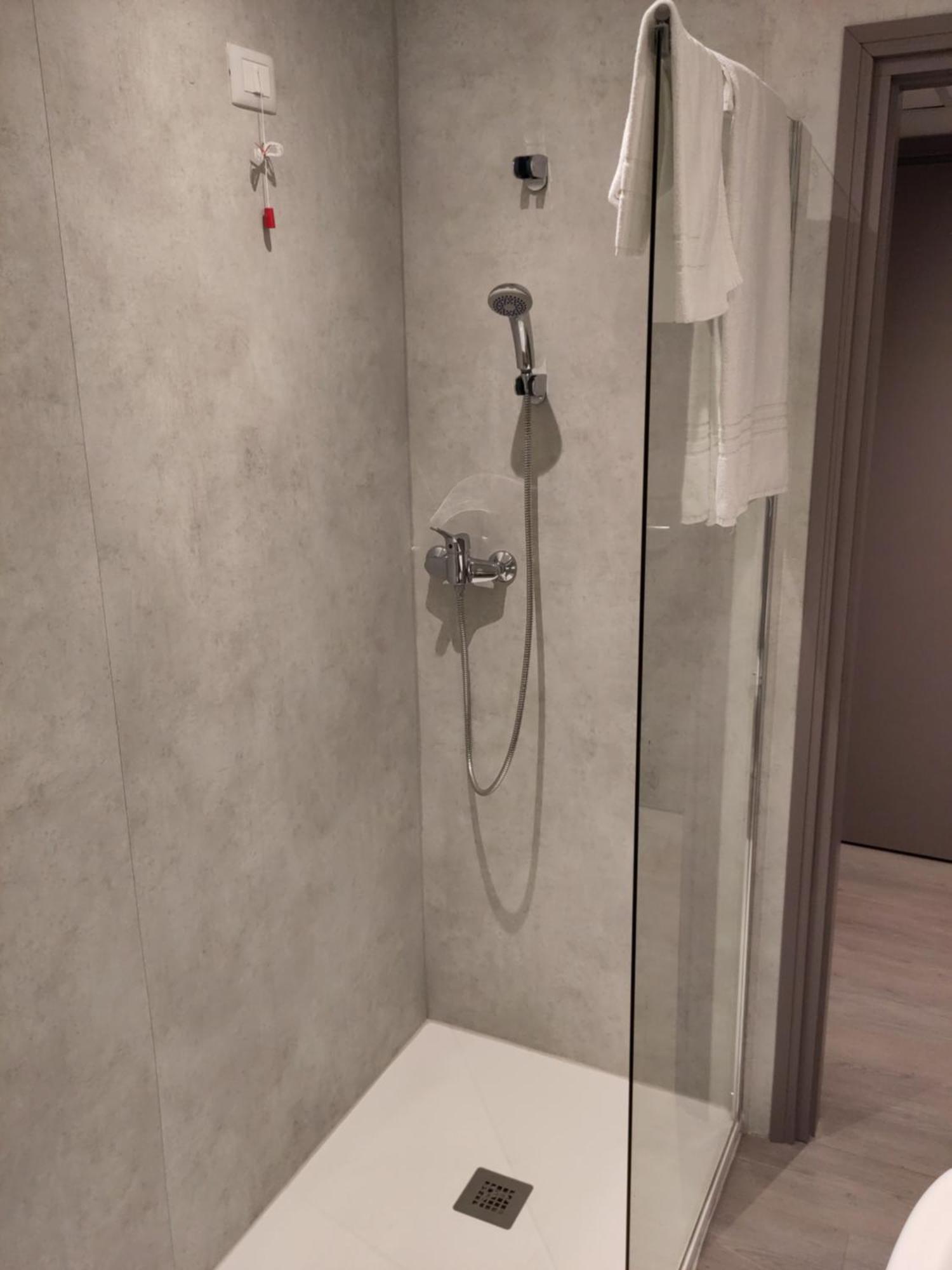 Confidence Hotel Europa Ченто Екстериор снимка