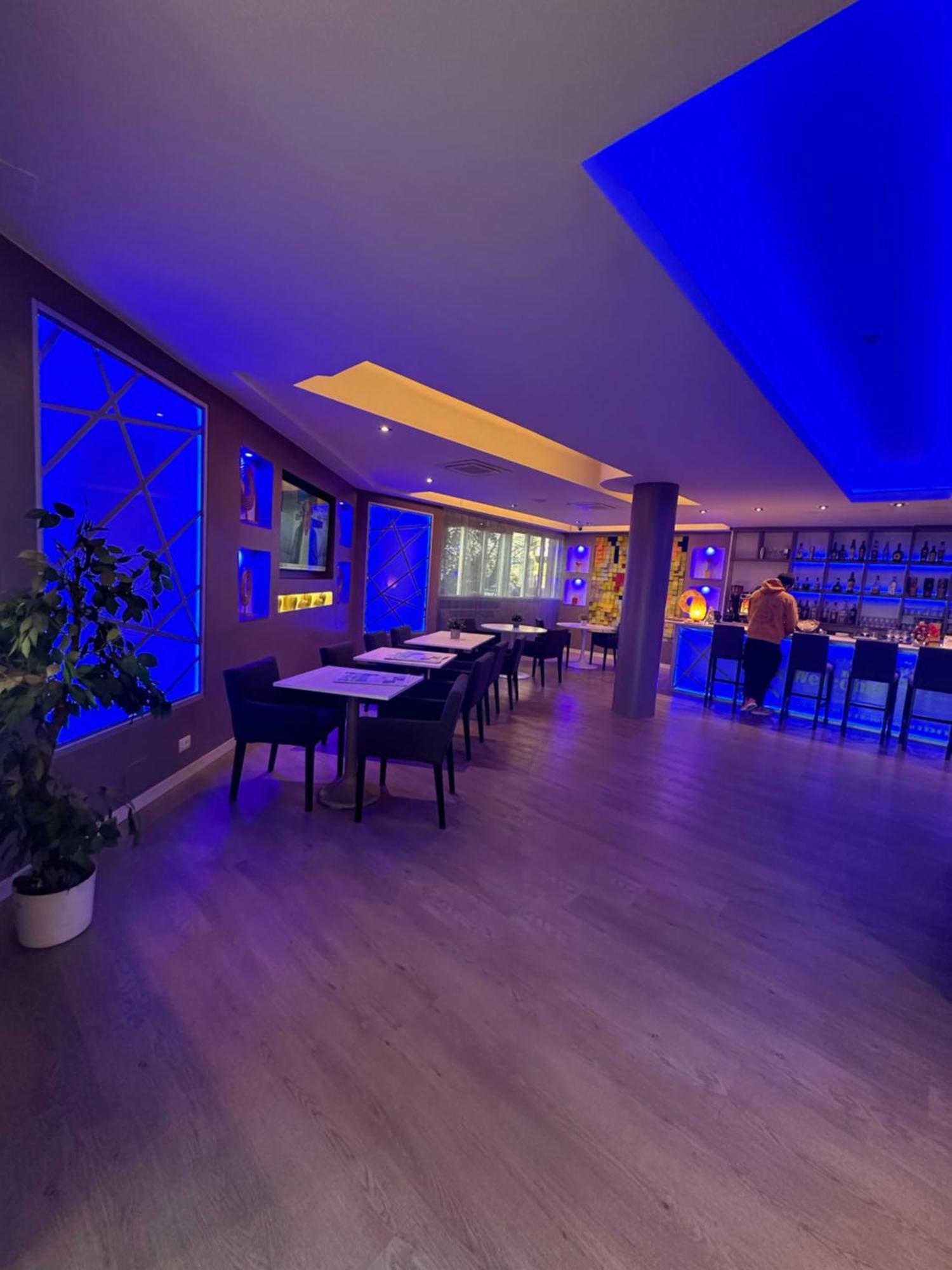 Confidence Hotel Europa Ченто Екстериор снимка